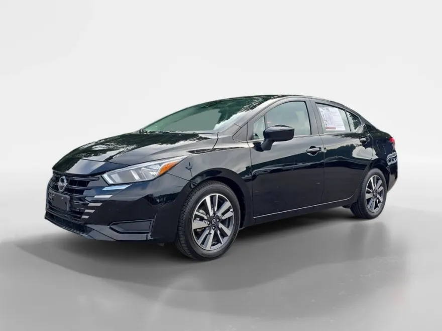 2023 Nissan Versa SV photo 1