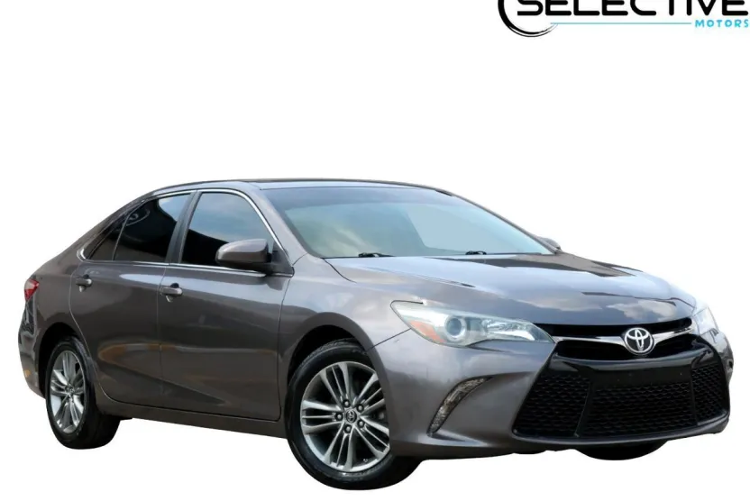 2015 Toyota Camry SE photo 1