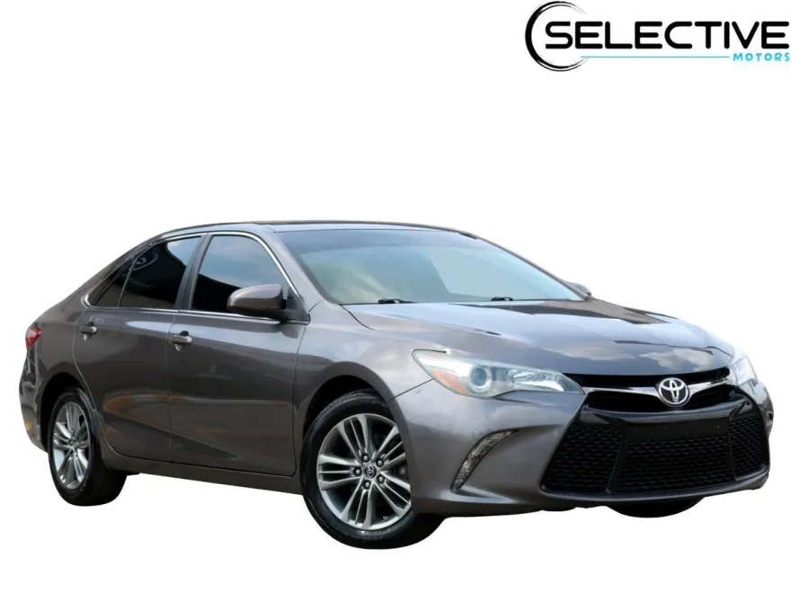 2015 Toyota Camry SE photo 1