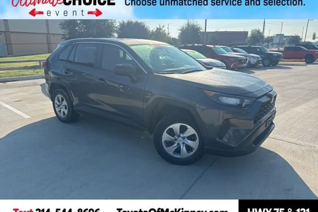 2022 Toyota RAV4 LE photo 1