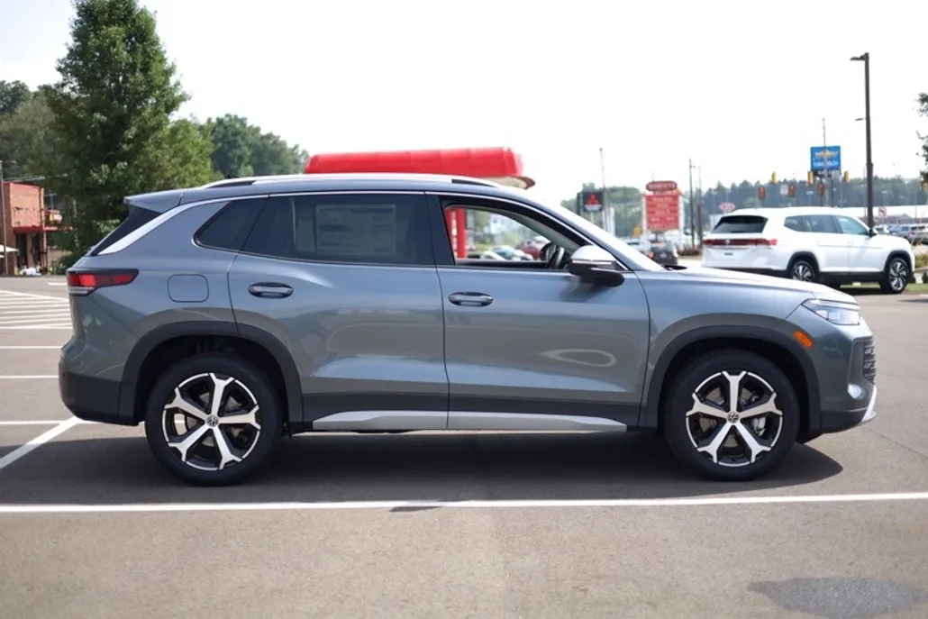 2025 Volkswagen Tiguan SE photo 1