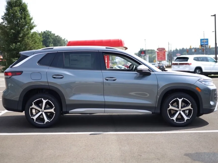2025 Volkswagen Tiguan SE photo 1