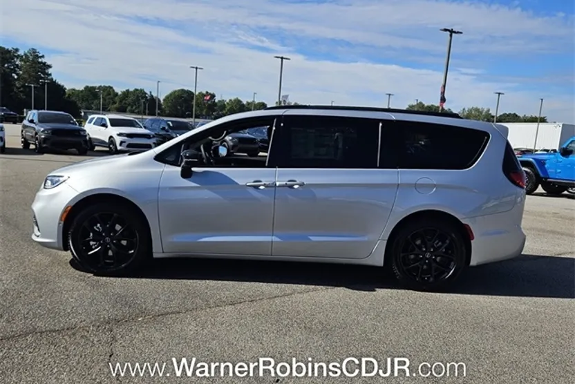 2026 Chrysler Pacifica photo 1