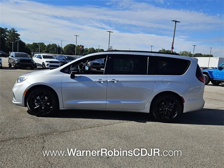 2026 Chrysler Pacifica photo 1