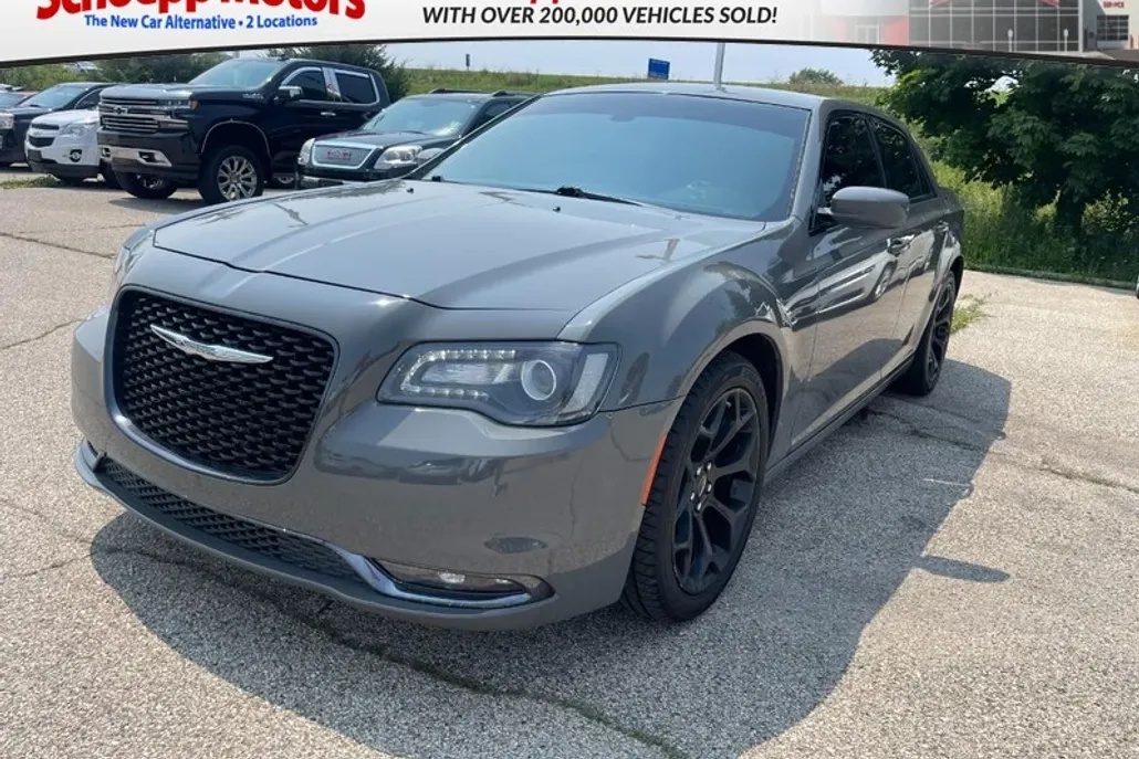 2019 Chrysler 300 LX photo 1