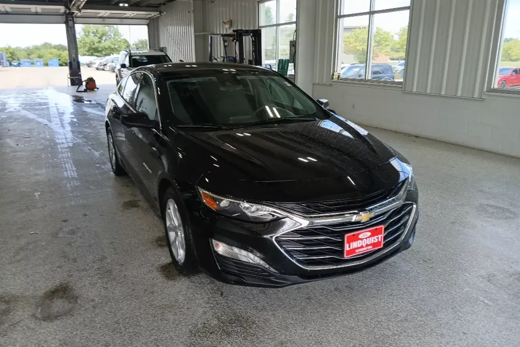 2023 Chevrolet Malibu 1LT photo 1