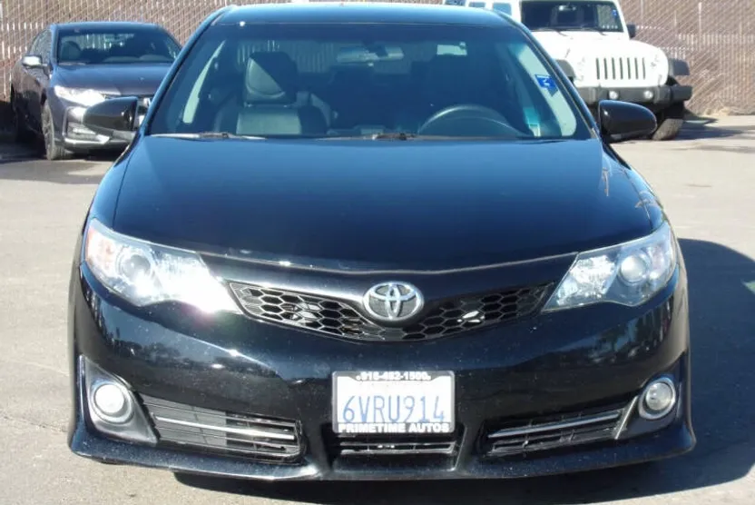 2012 Toyota Camry SE photo 1