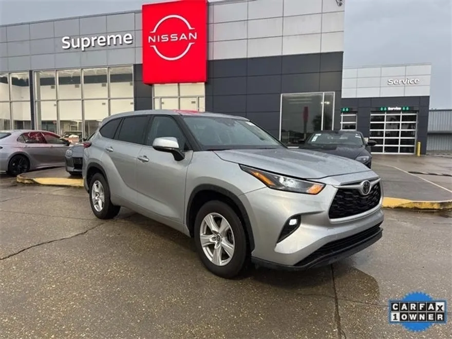 2023 Toyota Highlander LE photo 1