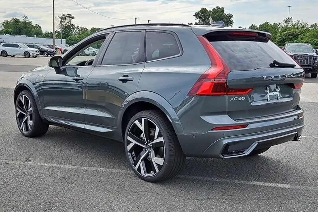 2026 Volvo XC60 Hybrid T8 photo 1