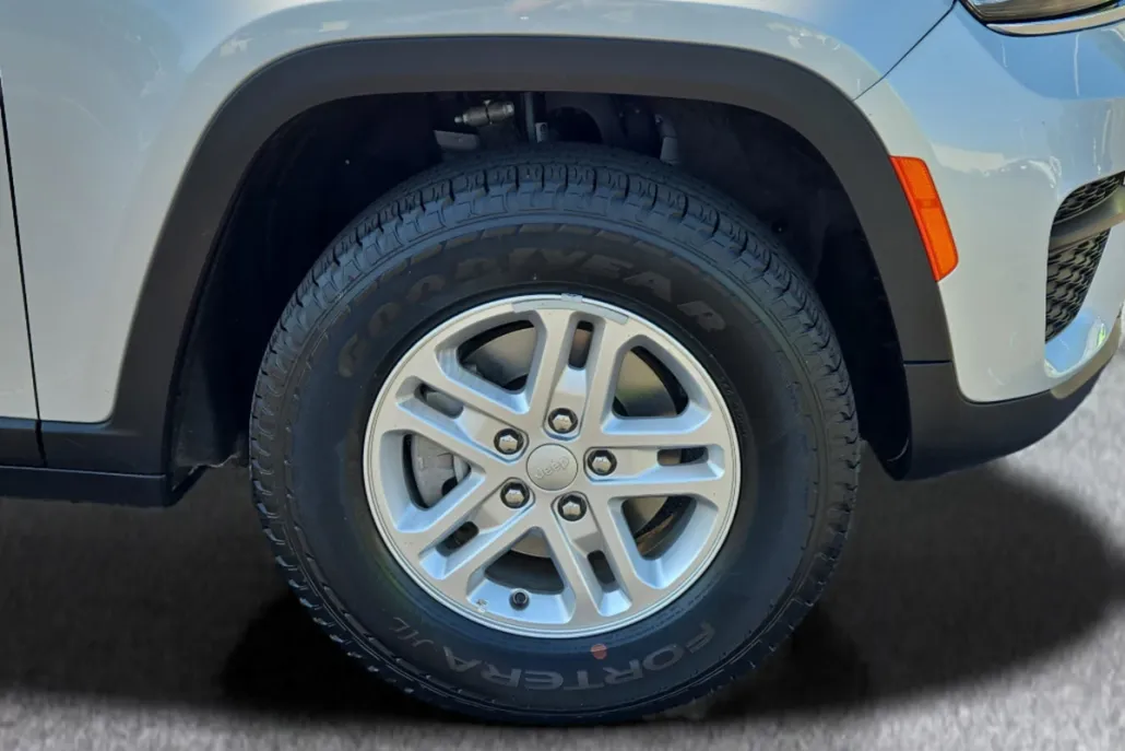 2023 Jeep Grand Cherokee Laredo photo 1