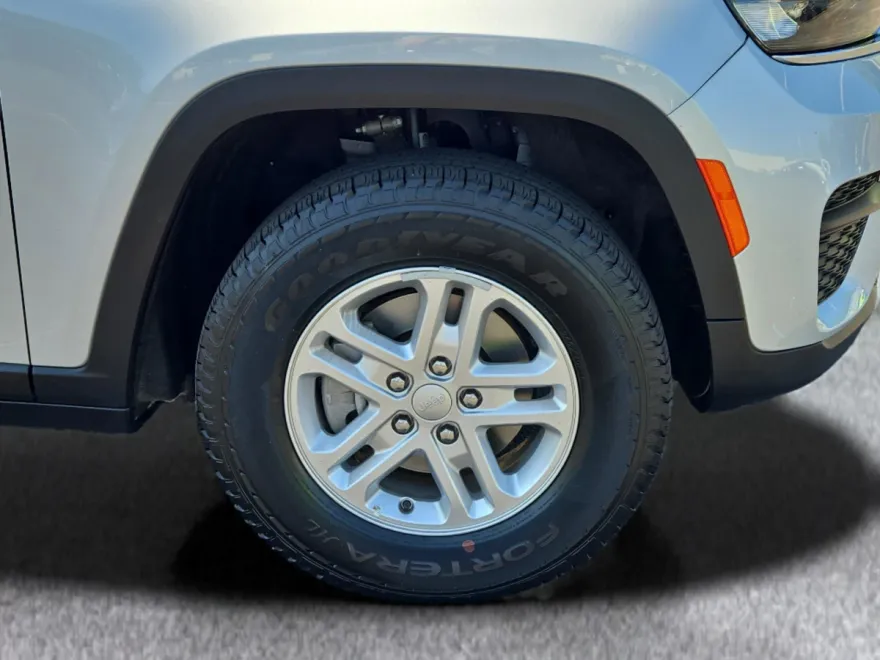 2023 Jeep Grand Cherokee Laredo photo 1
