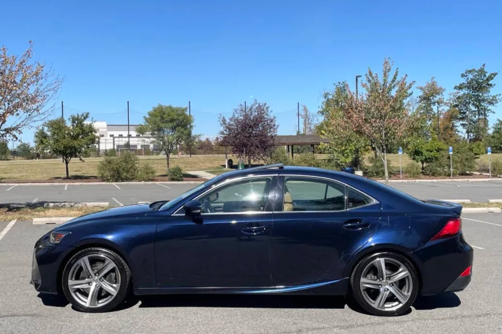 2019 Lexus IS 300 photo 1