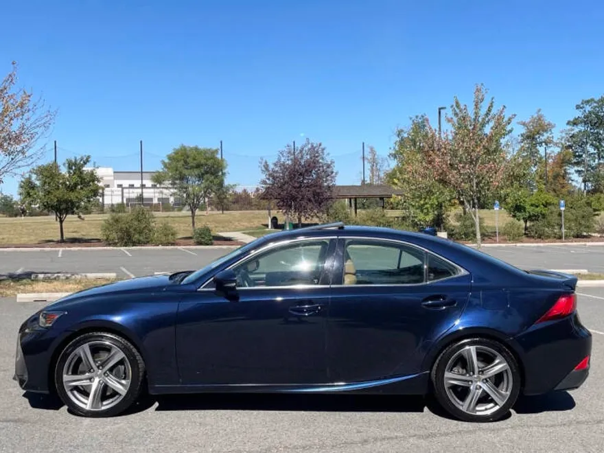 2019 Lexus IS 300 photo 1