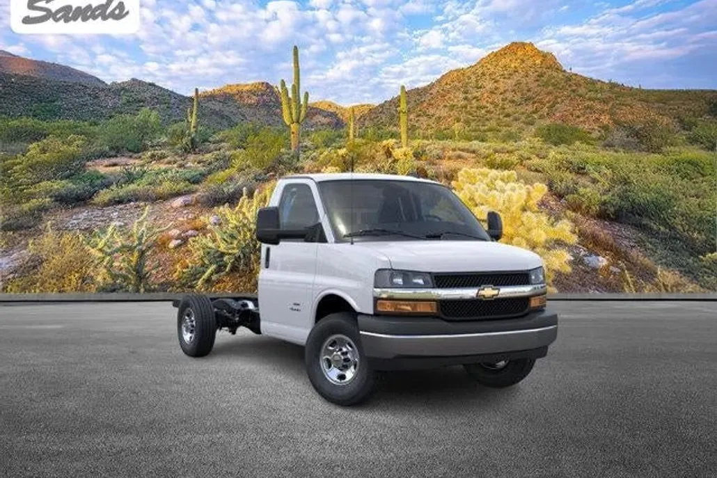 2025 Chevrolet Express Cutaway 3500 photo 1