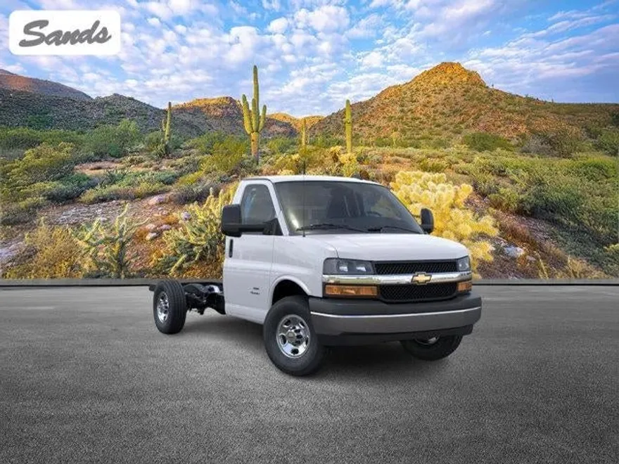 2025 Chevrolet Express Cutaway 3500 photo 1