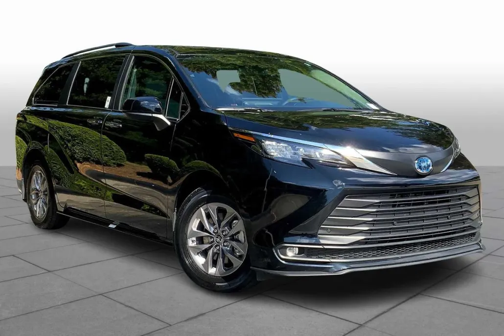 2025 Toyota Sienna XLE photo 1