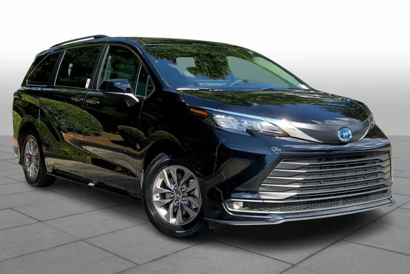 2025 Toyota Sienna XLE photo 1