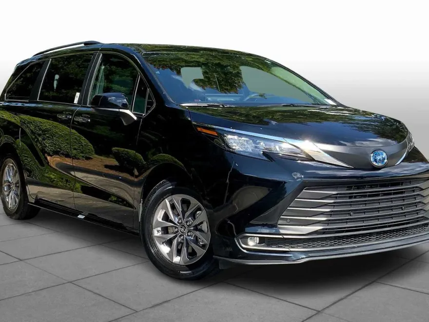 2025 Toyota Sienna XLE photo 1