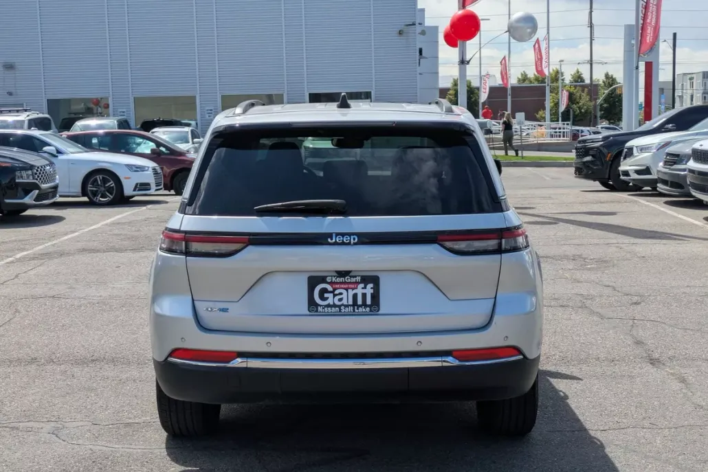 2023 Jeep Cherokee 4xe photo 1