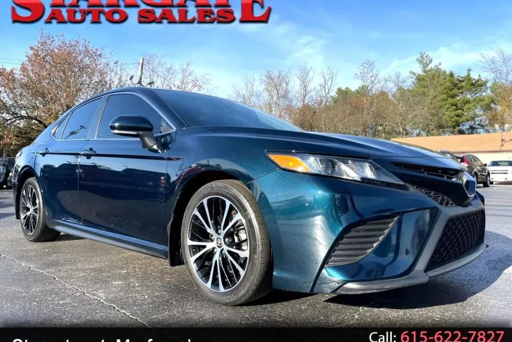 2020 Toyota Camry SE photo 1