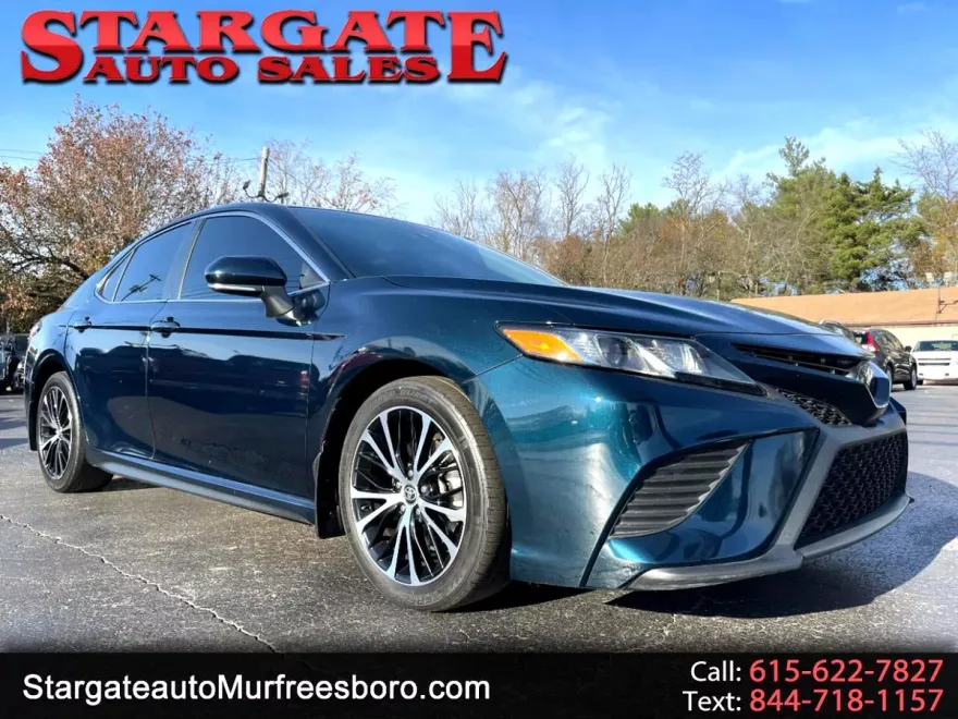 2020 Toyota Camry SE photo 1