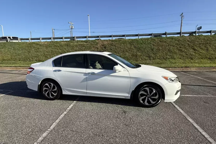 2016 Honda Accord EX-L photo 1