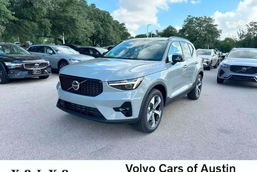 2026 Volvo XC40 Plus photo 1