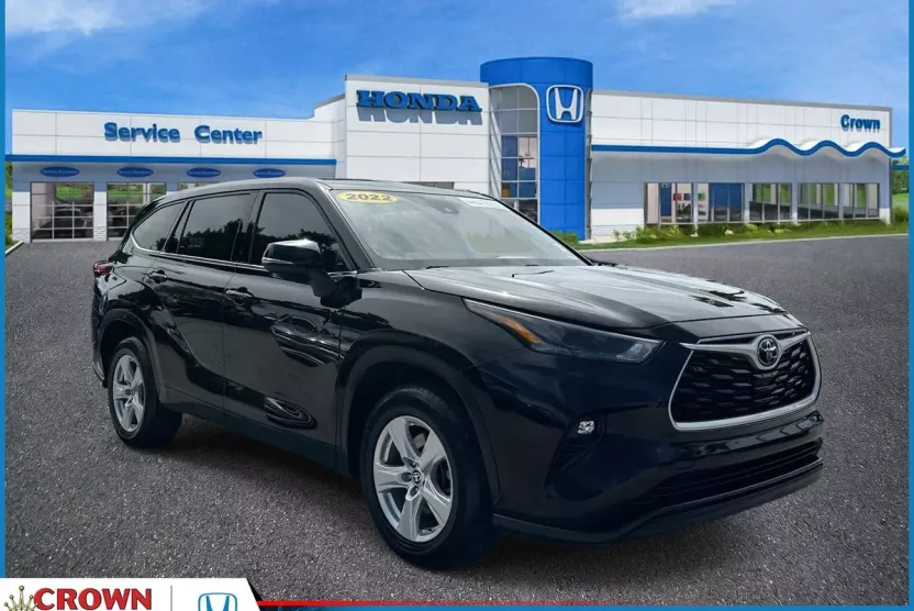 2022 Toyota Highlander LE photo 1