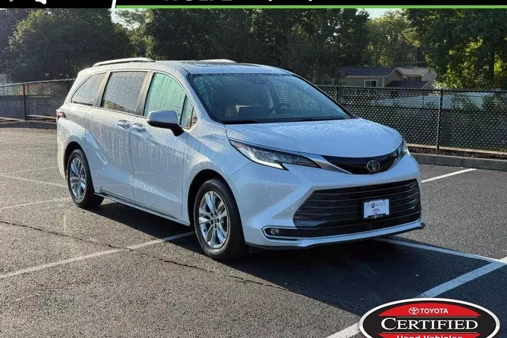 2024 Toyota Sienna Limited photo 1