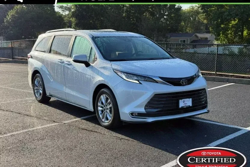 2024 Toyota Sienna Limited photo 1