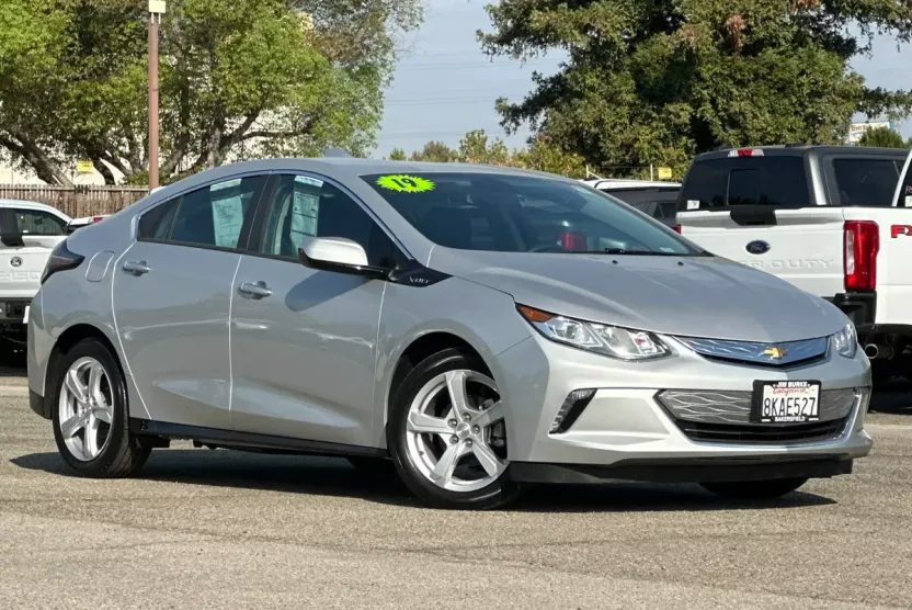 2019 Chevrolet Volt LT photo 1