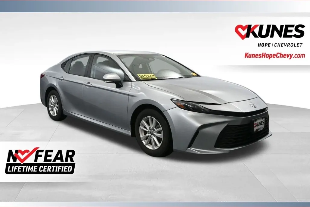 2025 Toyota Camry LE photo 1