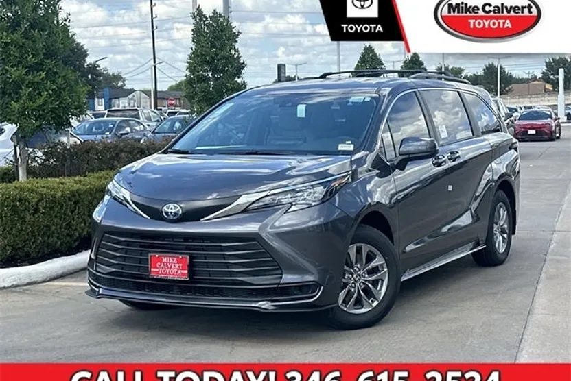 2025 Toyota Sienna LE photo 1