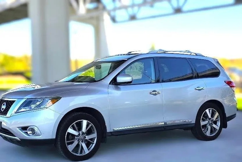 2014 Nissan Pathfinder Platinum photo 1