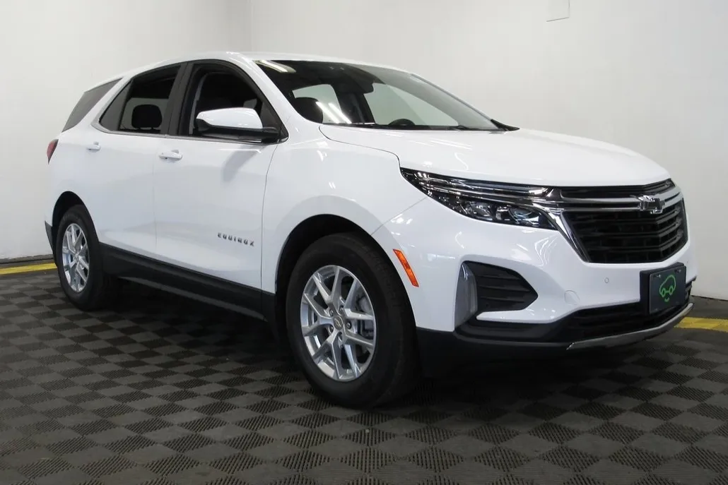 2024 Chevrolet Equinox LT photo 1