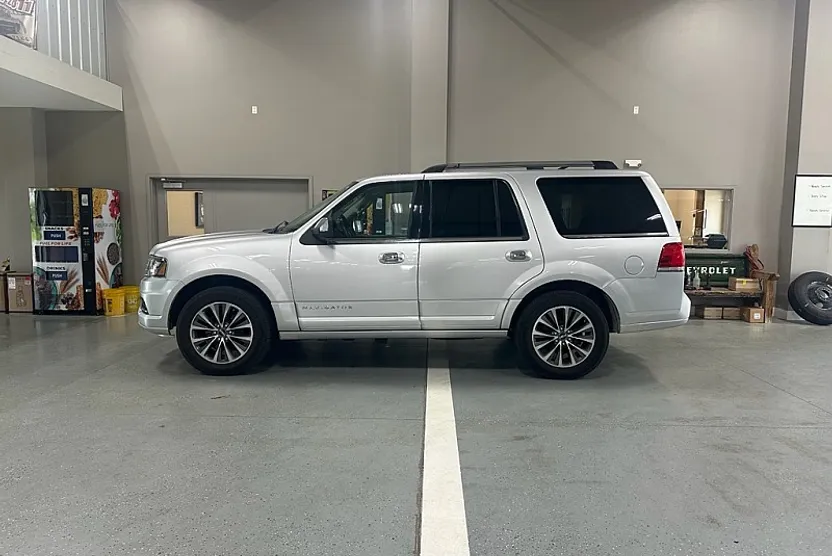 2016 Lincoln Navigator Select photo 1