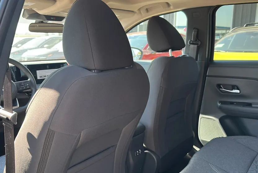 2025 Nissan Kicks SV photo 1