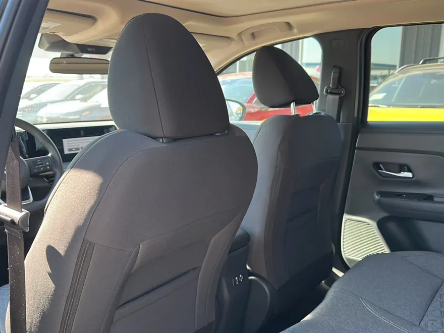 2025 Nissan Kicks SV photo 1