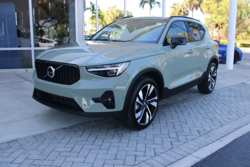 2024 Volvo XC40 Ultimate photo 1