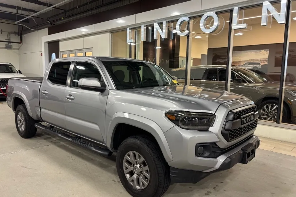 2019 Toyota Tacoma V6 4x4 photo 1