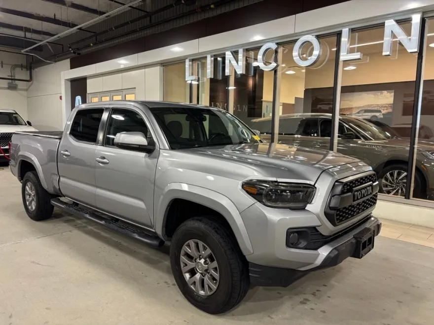 2019 Toyota Tacoma V6 4x4 photo 1