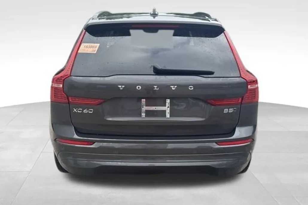 2022 Volvo XC60 B5 Momentum photo 1