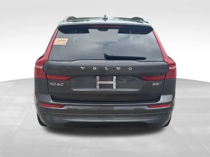 2022 Volvo XC60 B5 Momentum photo 1