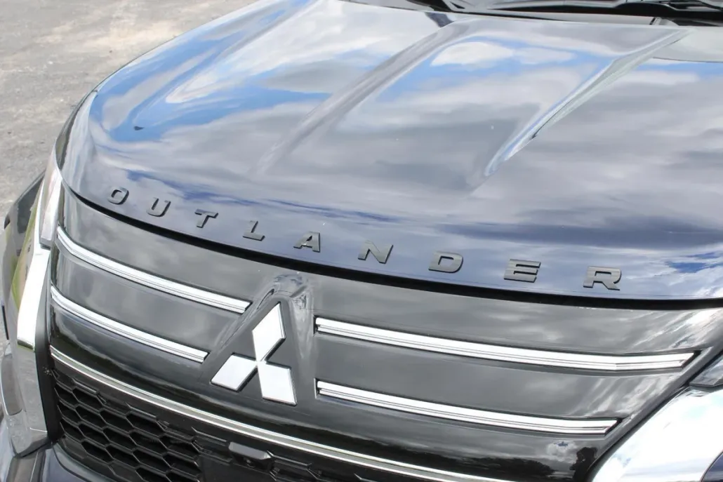 2025 Mitsubishi Outlander SE photo 1