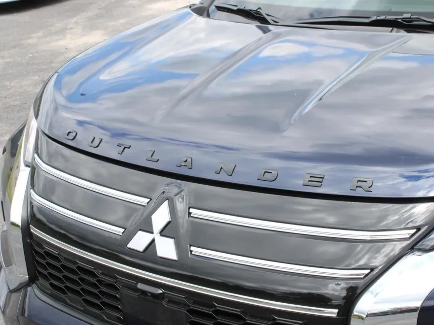 2025 Mitsubishi Outlander SE photo 1