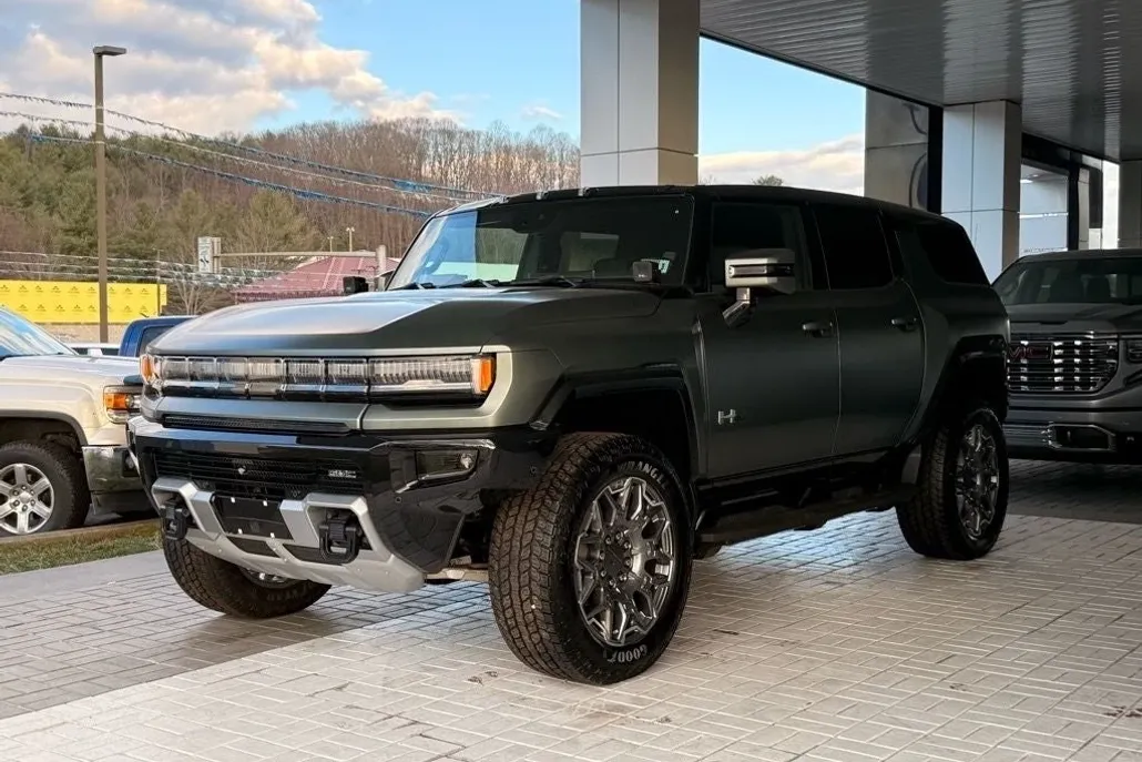 2024 Gmc Hummer EV SUV photo 1