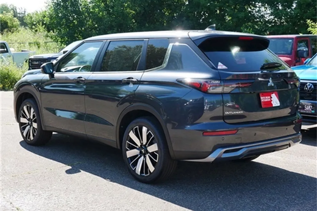 2025 Mitsubishi Outlander SE photo 1