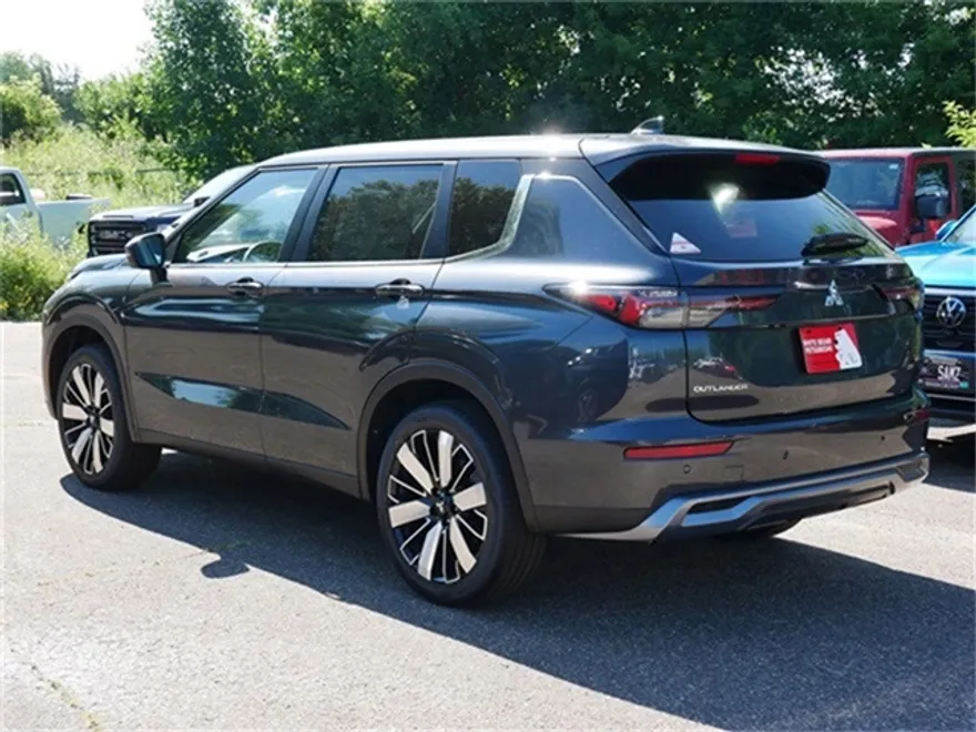 2025 Mitsubishi Outlander SE photo 1
