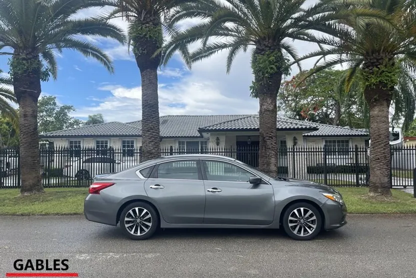 2017 Nissan Altima 2.5 SV photo 1