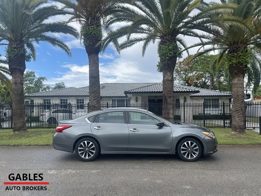 2017 Nissan Altima 2.5 SV photo 1